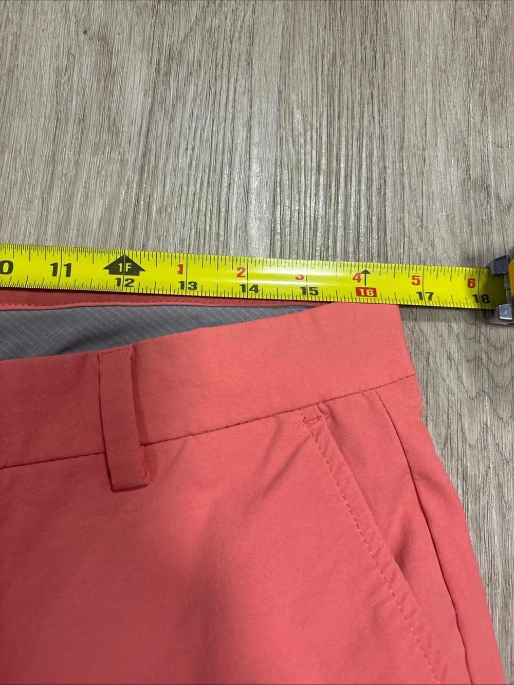 Vineyard Vines On-The-Go Shorts Mens Sz. 33 Salmon Performance Casual Golf Chino